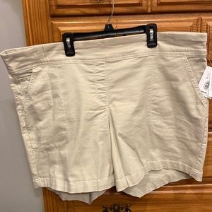 NWT Westbound Woman by Dillards Pull on Mid Rise Shorts Tan Stone color 20W